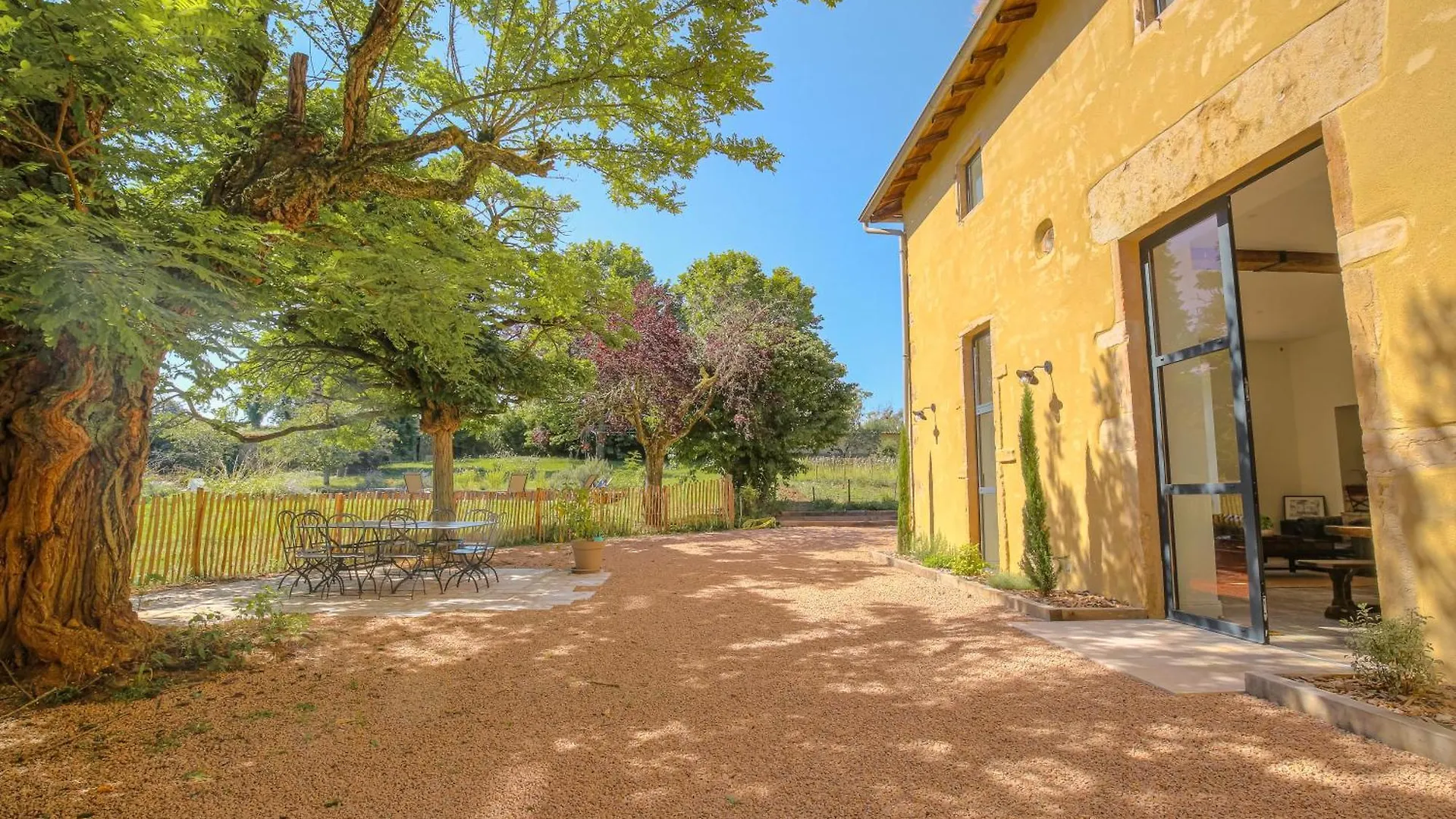 Chambre Comfort - Ancien Cuvage Des Pierres Doree Denice 0*,  France